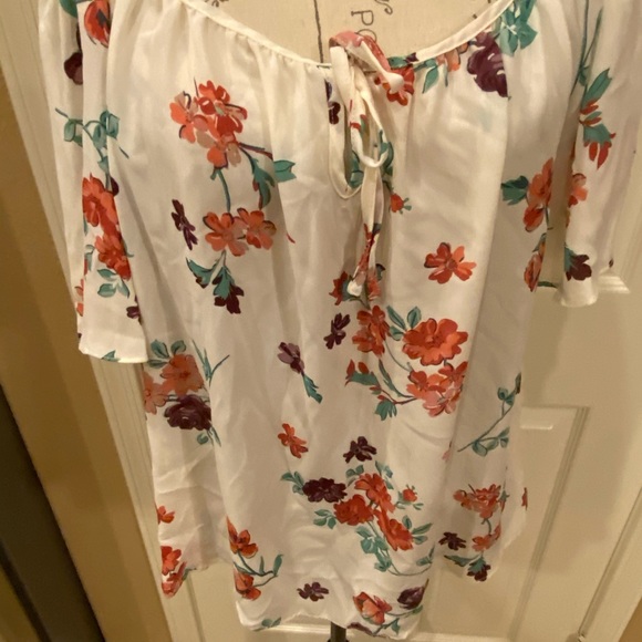 NWT Coco & Jameson cold shoulder top Jrs Large - Picture 7 of 7